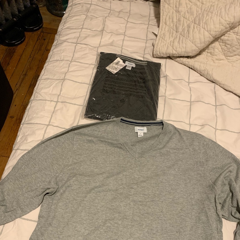 2 Brand new, Old navy V neck sweaters sz XL